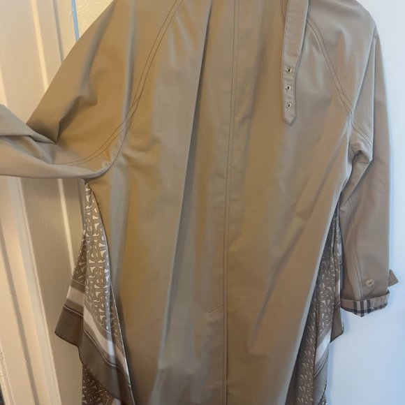 AUTHENTIC BURBERRY TRENCH COAT - Picture 9 of 13